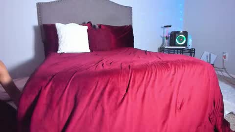 Snapshot of samatha1998 chatting on 11/14/25, 08:57 Yaya online show from 11/14/25, 08:57