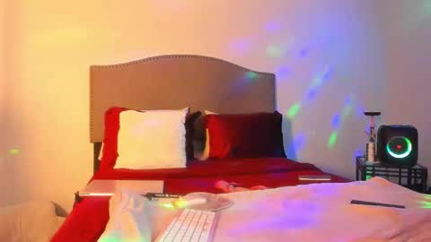 Snapshot of samatha1998 chatting on 12/01/25, 03:22 Yaya online show from 12/01/25, 03:22