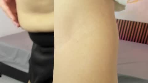 Snapshot of samlopez1 chatting on 10/28/25, 03:43 Sam online show from 10/28/25, 03:43