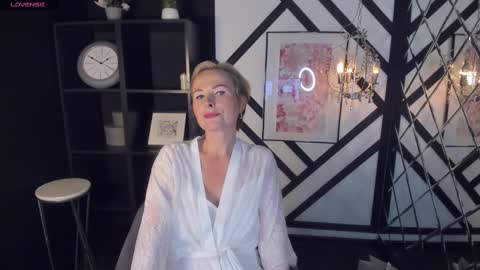 Snapshot of sandra_kind chatting on 01/28/25, 11:38 Sandra online show from 01/28/25, 11:38