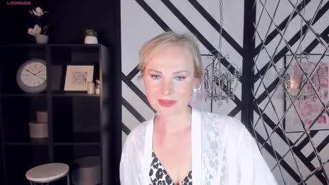 Snapshot of sandra_kind chatting on 02/08/25, 11:55 Sandra online show from 02/08/25, 11:55