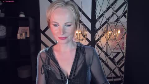 Snapshot of sandra_kind chatting on 02/14/25, 11:42 Sandra online show from 02/14/25, 11:42