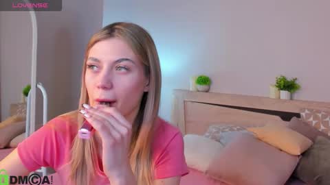 sandraa_anderson online show from 12/22/25, 12:18