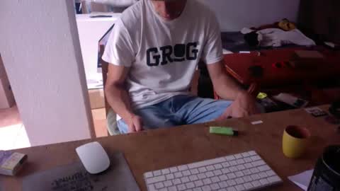 Snapshot of sandropertoni chatting on 10/14/25, 08:59 lucas online show from 10/14/25, 08:59