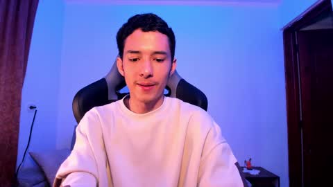 santi_twink19 online show from 12/06/24, 06:15