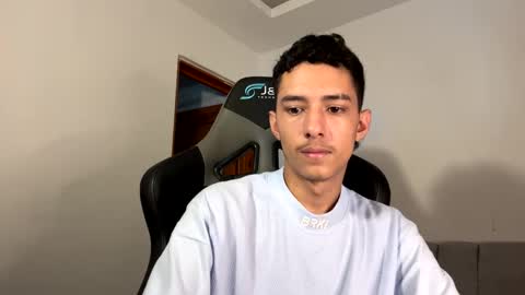santi_twink19 online show from 01/07/25, 03:44