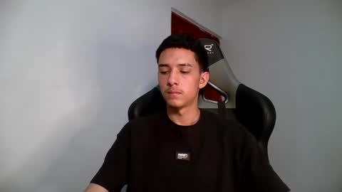 santi_twink19 online show from 02/13/25, 12:46