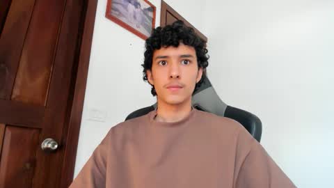 santi_twink19 online show from 12/21/25, 12:23