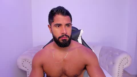 santiago_huntt online show from 12/17/25, 12:44