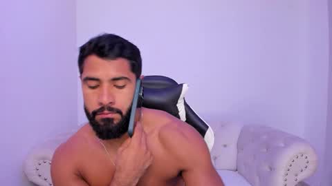 santiago_huntt online show from 12/22/25, 12:57