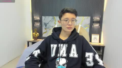 santiago_russo18 online show from 09/17/25, 12:07