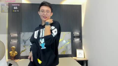 santiago_russo18 online show from 10/10/25, 12:48