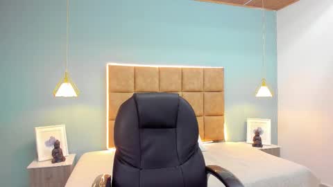 santiago_russo18 online show from 10/14/25, 09:15