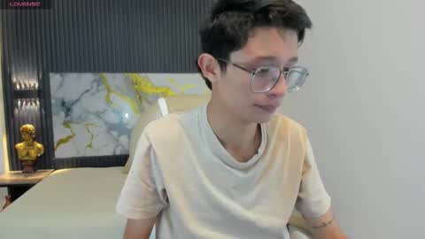 santiago_russo18 online show from 10/18/25, 12:06