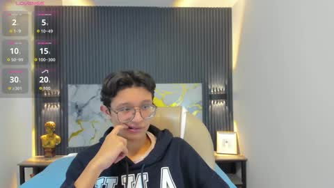 santiago_russo18 online show from 10/29/25, 12:07