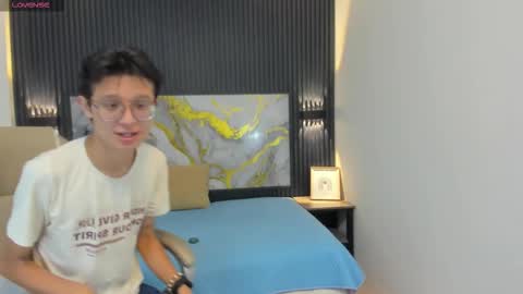 santiago_russo18 online show from 10/30/25, 12:17