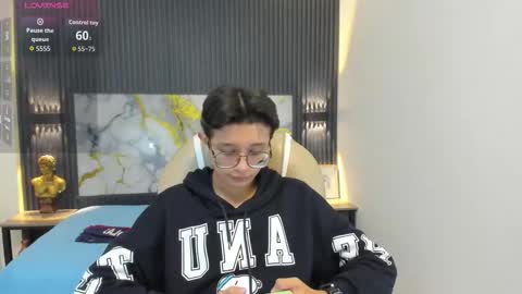 santiago_russo18 online show from 10/31/25, 12:06