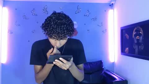 Snapshot of santy_bigcock chatting on 12/03/24, 01:43 santiago online show from 12/03/24, 01:43