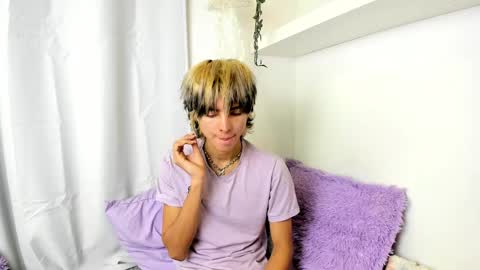 Snapshot of santy_kitty chatting on 12/17/24, 03:17 kitty online show from 12/17/24, 03:17