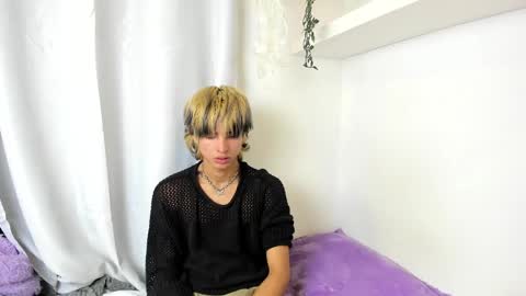 Snapshot of santy_kitty chatting on 12/20/24, 06:08 kitty online show from 12/20/24, 06:08