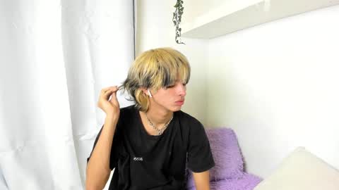 Snapshot of santy_kitty chatting on 12/22/24, 05:12 kitty online show from 12/22/24, 05:12