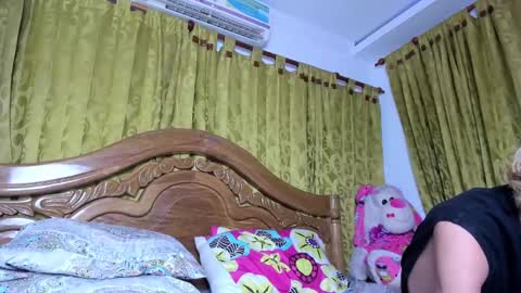 Snapshot of santy_kitty chatting on 12/30/24, 10:23 kitty online show from 12/30/24, 10:23