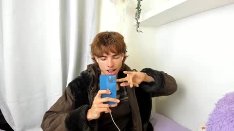 Snapshot of santy_kitty chatting on 01/21/25, 03:37 kitty online show from 01/21/25, 03:37