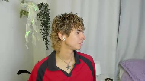 Snapshot of santy_kitty chatting on 10/08/25, 03:15 kitty online show from 10/08/25, 03:15