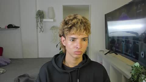 Snapshot of santy_kitty chatting on 11/06/25, 02:01 kitty online show from 11/06/25, 02:01