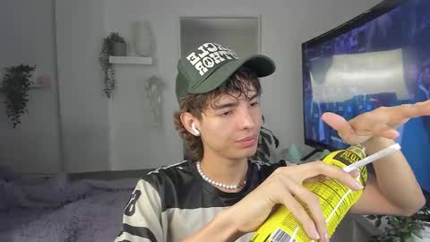 Snapshot of santy_kitty chatting on 12/03/25, 03:58 kitty online show from 12/03/25, 03:58