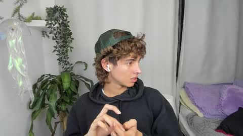 Snapshot of santy_kitty chatting on 12/18/25, 03:45 kitty online show from 12/18/25, 03:45