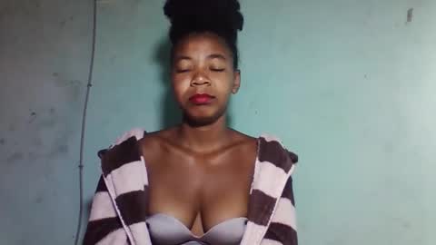 sanyah0123 online show from 12/23/25, 02:53