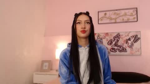 Snapshot of sara17_ chatting on 10/10/25, 04:33 Sara online show from 10/10/25, 04:33