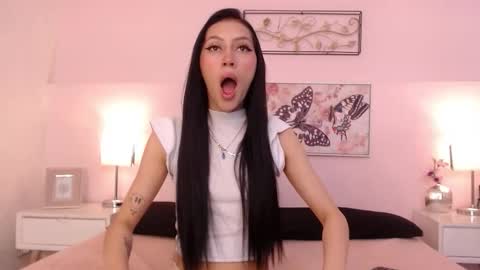 Snapshot of sara17_ chatting on 10/26/25, 05:13 Sara online show from 10/26/25, 05:13