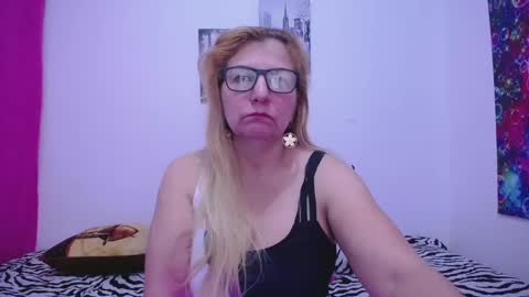 Snapshot of sara211 chatting on 12/27/24, 01:28 sara online show from 12/27/24, 01:28