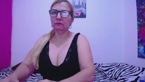 Snapshot of sara211 chatting on 12/30/24, 11:15 sara online show from 12/30/24, 11:15