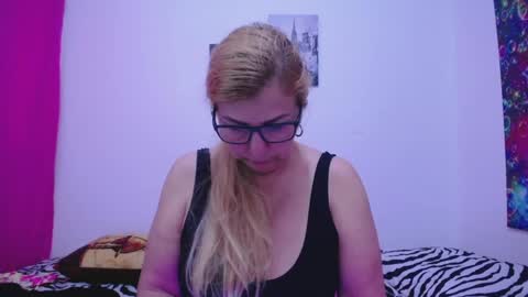 Snapshot of sara211 chatting on 12/30/24, 03:02 sara online show from 12/30/24, 03:02