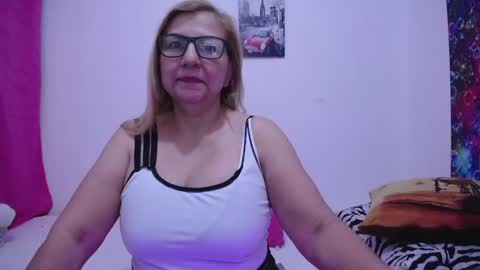 Snapshot of sara211 chatting on 01/13/25, 11:49 sara online show from 01/13/25, 11:49