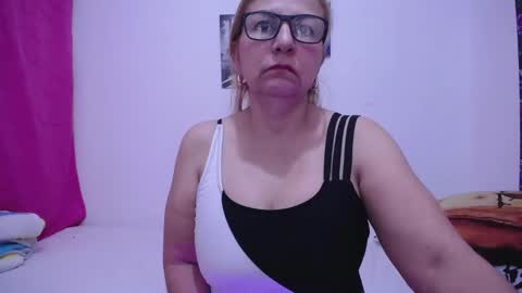 Snapshot of sara211 chatting on 01/14/25, 01:06 sara online show from 01/14/25, 01:06