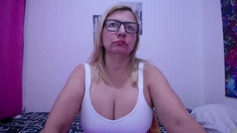 Snapshot of sara211 chatting on 02/05/25, 02:05 sara online show from 02/05/25, 02:05