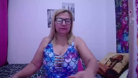 Snapshot of sara211 chatting on 02/19/25, 10:42 sara online show from 02/19/25, 10:42