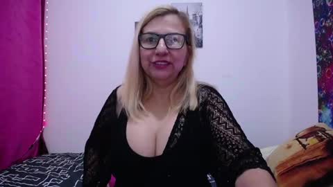 Snapshot of sara211 chatting on 02/26/25, 01:08 sara online show from 02/26/25, 01:08