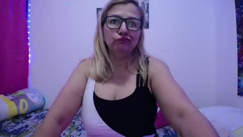 Snapshot of sara211 chatting on 03/06/25, 12:52 sara online show from 03/06/25, 12:52