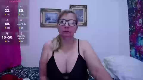 Snapshot of sara211 chatting on 09/19/25, 03:13 sara online show from 09/19/25, 03:13