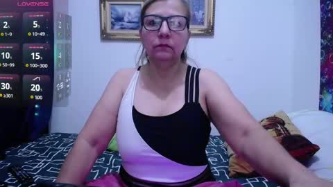 Snapshot of sara211 chatting on 09/28/25, 02:22 sara online show from 09/28/25, 02:22