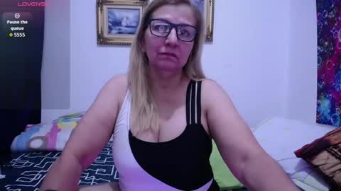 Snapshot of sara211 chatting on 10/11/25, 03:21 sara online show from 10/11/25, 03:21