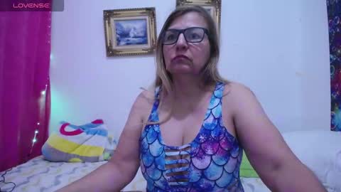 Snapshot of sara211 chatting on 12/18/25, 09:10 sara online show from 12/18/25, 09:10