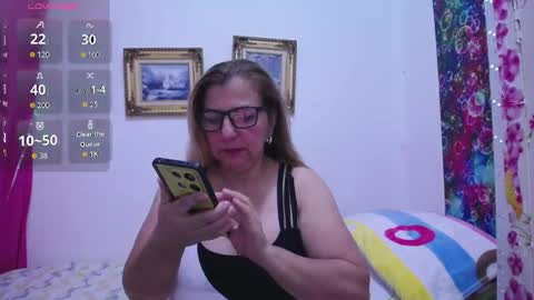 Snapshot of sara211 chatting on 12/22/25, 12:51 sara online show from 12/22/25, 12:51