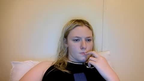 Snapshot of sara9920 chatting on 04/21/26, 02:51 sara9920 online show from 04/21/26, 02:51