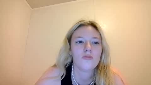 Snapshot of sara9920 chatting on 04/24/26, 12:02 sara9920 online show from 04/24/26, 12:02